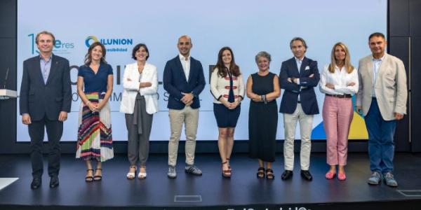 Fotografía de familia de los participantes en la jornada de Fundación Seres e Ilunion Accesibilidad