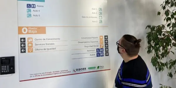 Persona con discapacidad intelectual en el Centro de Accesibilidad Cognitiva