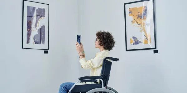 Mujer en silla de ruedas en un museo