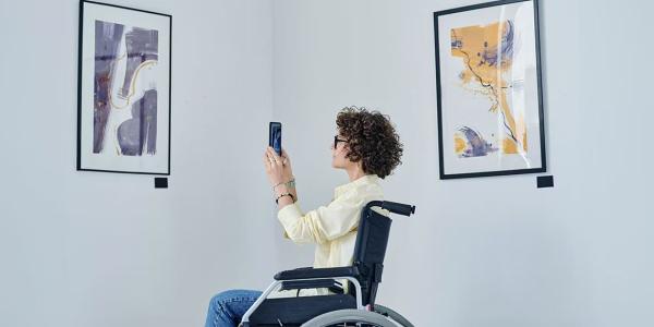 Mujer en silla de ruedas en un museo