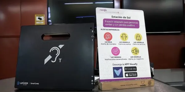 Punto informativo sobre estación de cercanías accesible a personas sordas