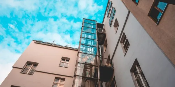 edificio con ascensor