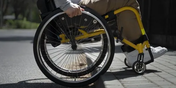 Persona con discapacidad con obstáculos en la vía pública
