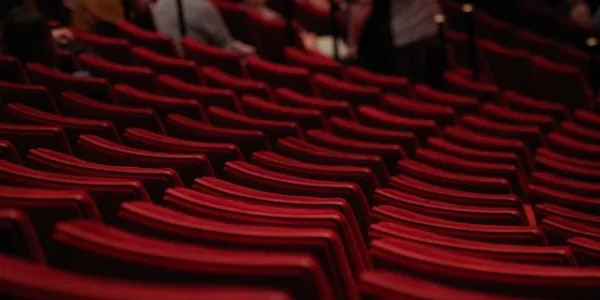 Butacas rojas en el teatro 