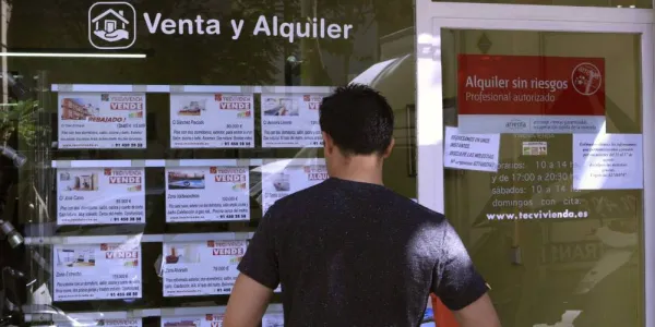 Vista de un escaparate de una inmobiliaria en Madrid. 