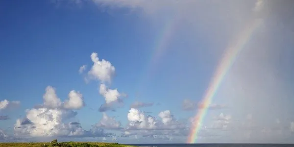 Un arco iris en la playa