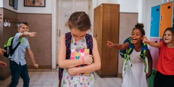 Niña sufriendo acoso escolar 