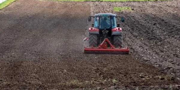 Un tractor en un campo de cultivo