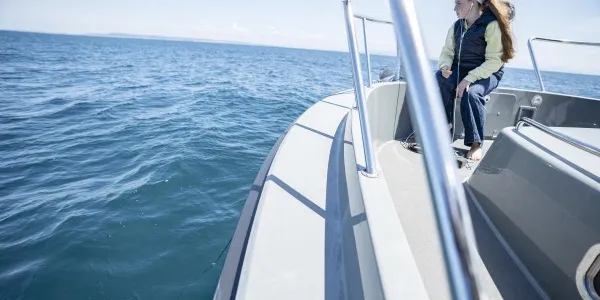 La activista ambiental Natalia Rodríguez Ruiz, usando un hidrófono en alta mar para detectar el nivel del ruido submarino