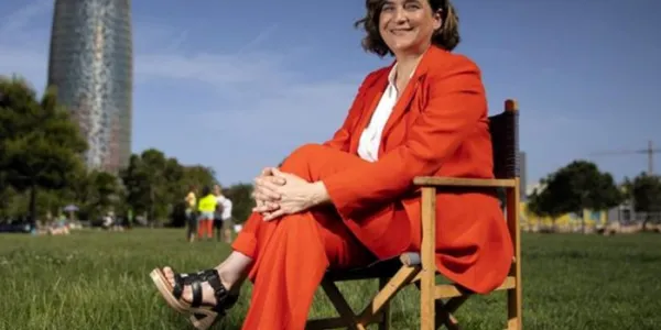 Ada Colau posa en un parque de Barcelona 