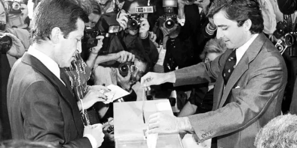 Adolfo Suárez votando en las elecciones generales de 1977 