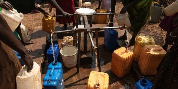 Un punto de agua en el campo de refugiados de Kule, en Sudán del Sur, en Gambella, Etiopía.