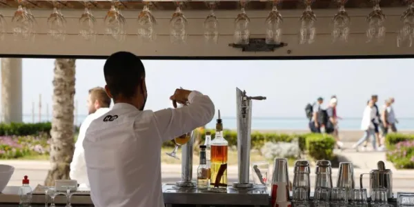 Camarero en una barra de bar sirviendo una cerveza