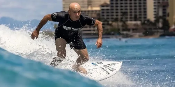 Francesena durante una competición de surf. 