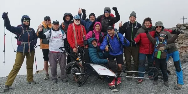 Albert Cogul, en su silla de rueda Joëlette, tras cumplir uno de sus retos de alta montaña 