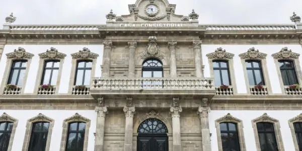 Fachada de un ayuntamiento en España