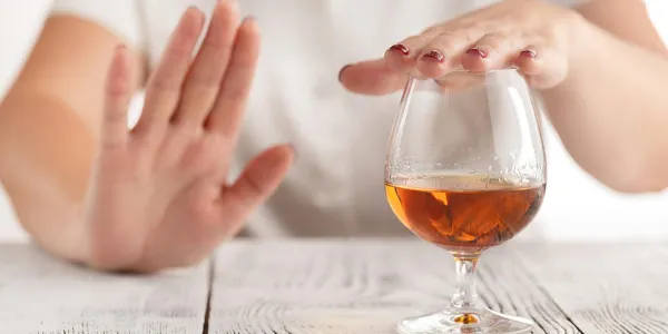 Mano diciendo no a una bebida alcohólica
