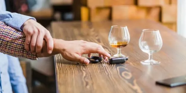 Un joven detiene a un conductor que quiere coger las llaves del coche tras beber alcohol
