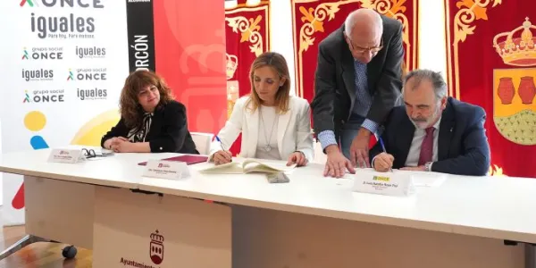 Momento de la firma de la renovación del convenio 