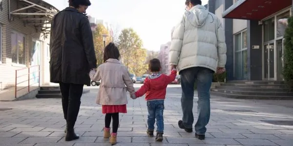 Una familia paseando por la calle 