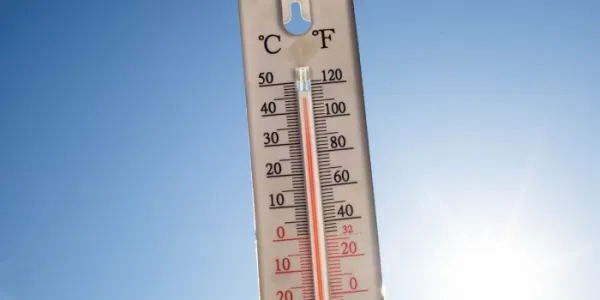 Termómetro marcando altas temperaturas