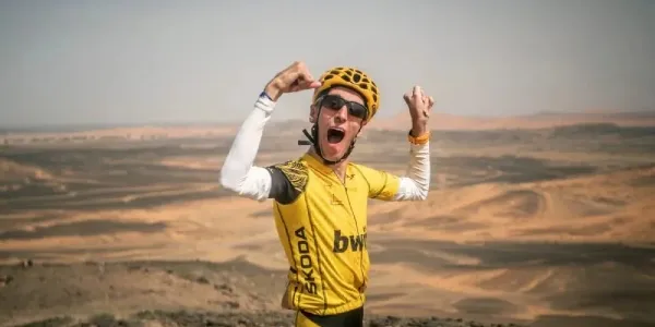Àlex Roca celebrando la subida a una montaña
