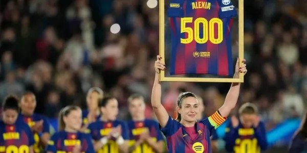 Alexia Putellas recibe un homenaje por sus 500 encuentros en la celebración de la victoria del conjunto blaugrana