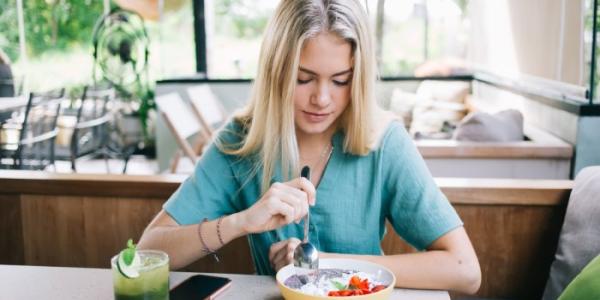 Chica comiendo un bowl