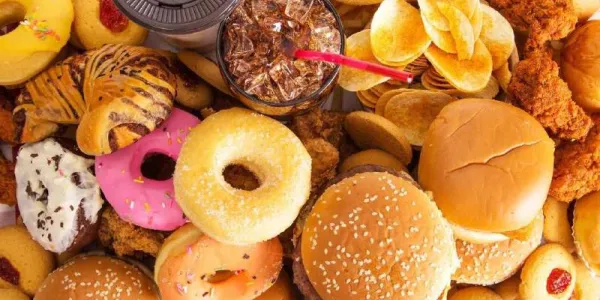 Las comidas que realmente aceleran el envejecimiento y hacen que engordes