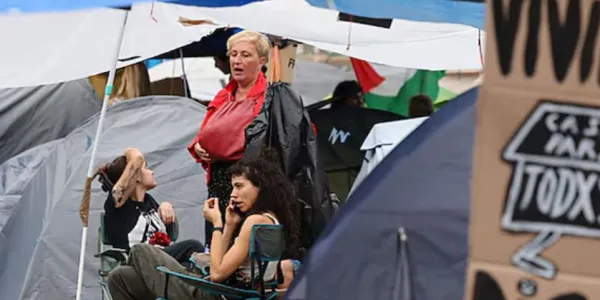 Acampada por la vivienda en la Puerta del Sol de Madrid, este miércoles. 
