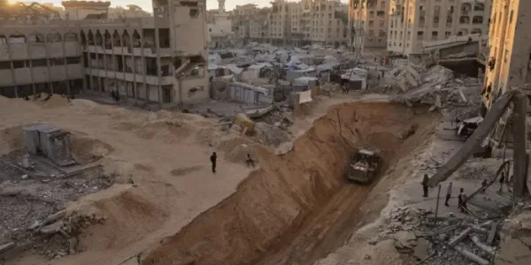 Miembros de Hamás buscan los cuerpos de rehenes israelíes en Khan Younis, al sur de la Franja de Gaza.