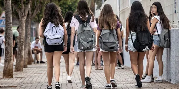 Un grupo de chicas camino de su centro escolar en Catarroja (Valencia)
