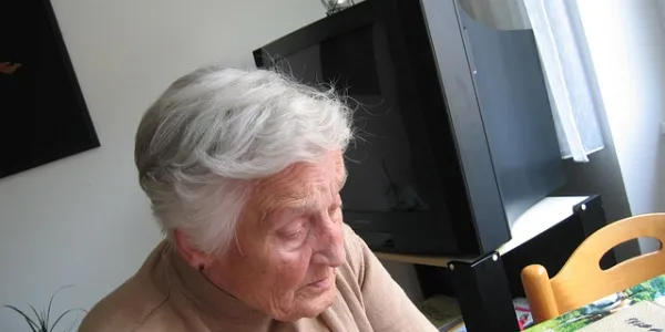 Persona mayor con Alzheimer