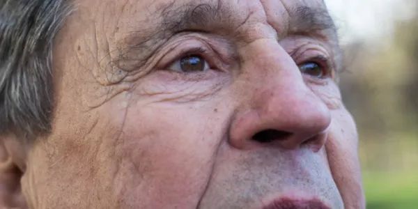 Un hombre mayor con deterioro cognitivo