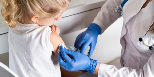 Vacunación de una niña