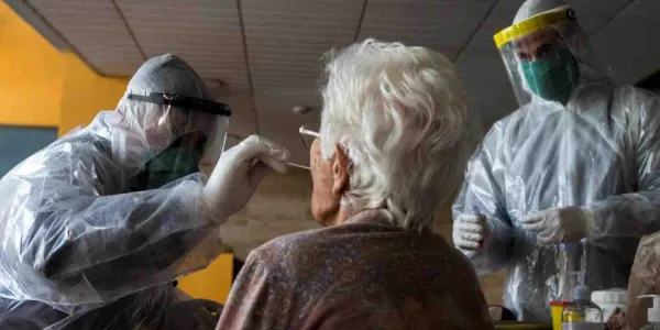 Expertos piden redefinir el sistema sanitario tras el coronavirus para proteger a los ancianos.