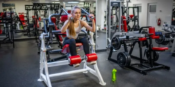 chica en un gimnasio