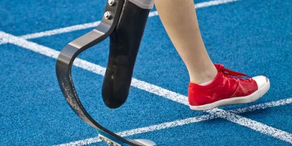 Una atleta adolescente con su prótesis adaptada para correr