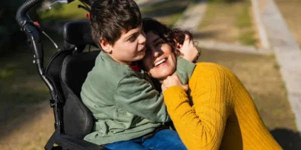 Un niño con discapacidad con su madre 