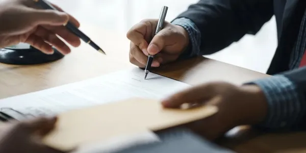 Dos trabajadores cerrando un contrato. 
