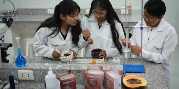 Las estudiantes que han desarrollado el proyecto trabajando en el laboratorio de la Universidad Privada Franz Tamayo (Unifranz). 