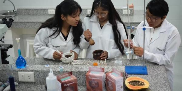 Las estudiantes que han desarrollado el proyecto trabajando en el laboratorio de la Universidad Privada Franz Tamayo (Unifranz). 
