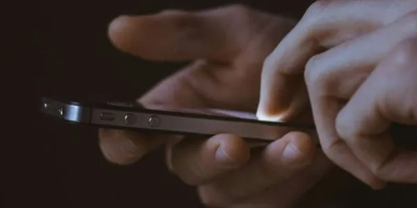 Manos de una persona utilizando un teléfono móvil
