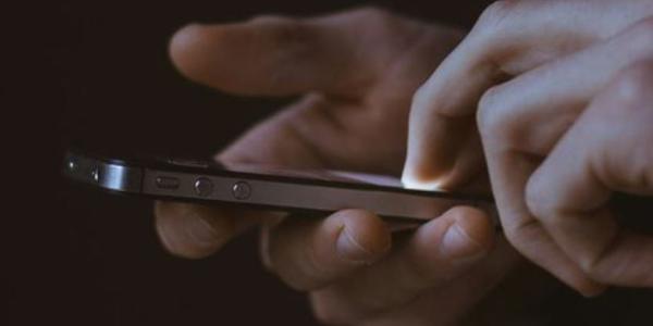 Manos de una persona utilizando un teléfono móvil