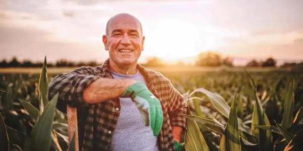Agricultor en el campo, imagen de la campaña