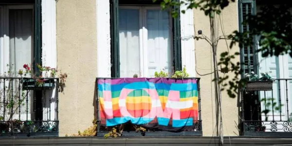 Balcones con el arco iris para conmemorar el día del orgullo 2020 