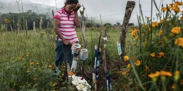 Julia Francisco Martínez, junto a la tumba de su marido Juan, defensor indígena hondureño asesinado en 2015