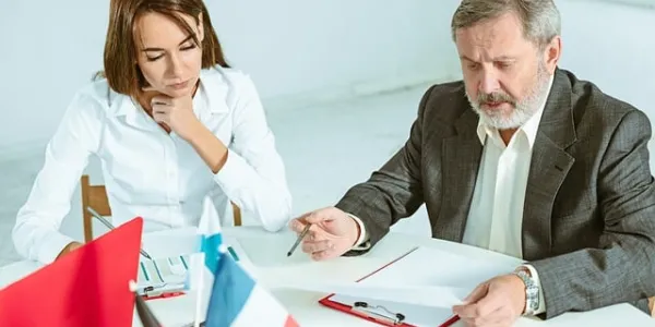 Dos personas reunidas en una asesoría física