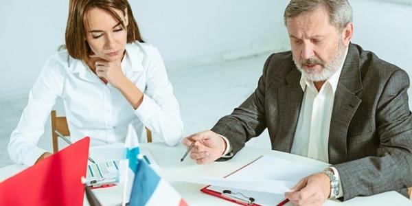 Dos personas reunidas en una asesoría física