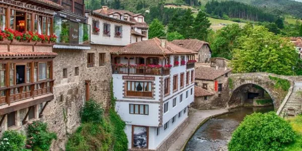 Imagen de Casas, Río y Asturias. De uso gratuito.